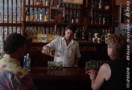 Foto van de barman en twee dorstige klanten (Ricardo en Juanita) in La Bodeguita del Medio, La Havana, Cuba